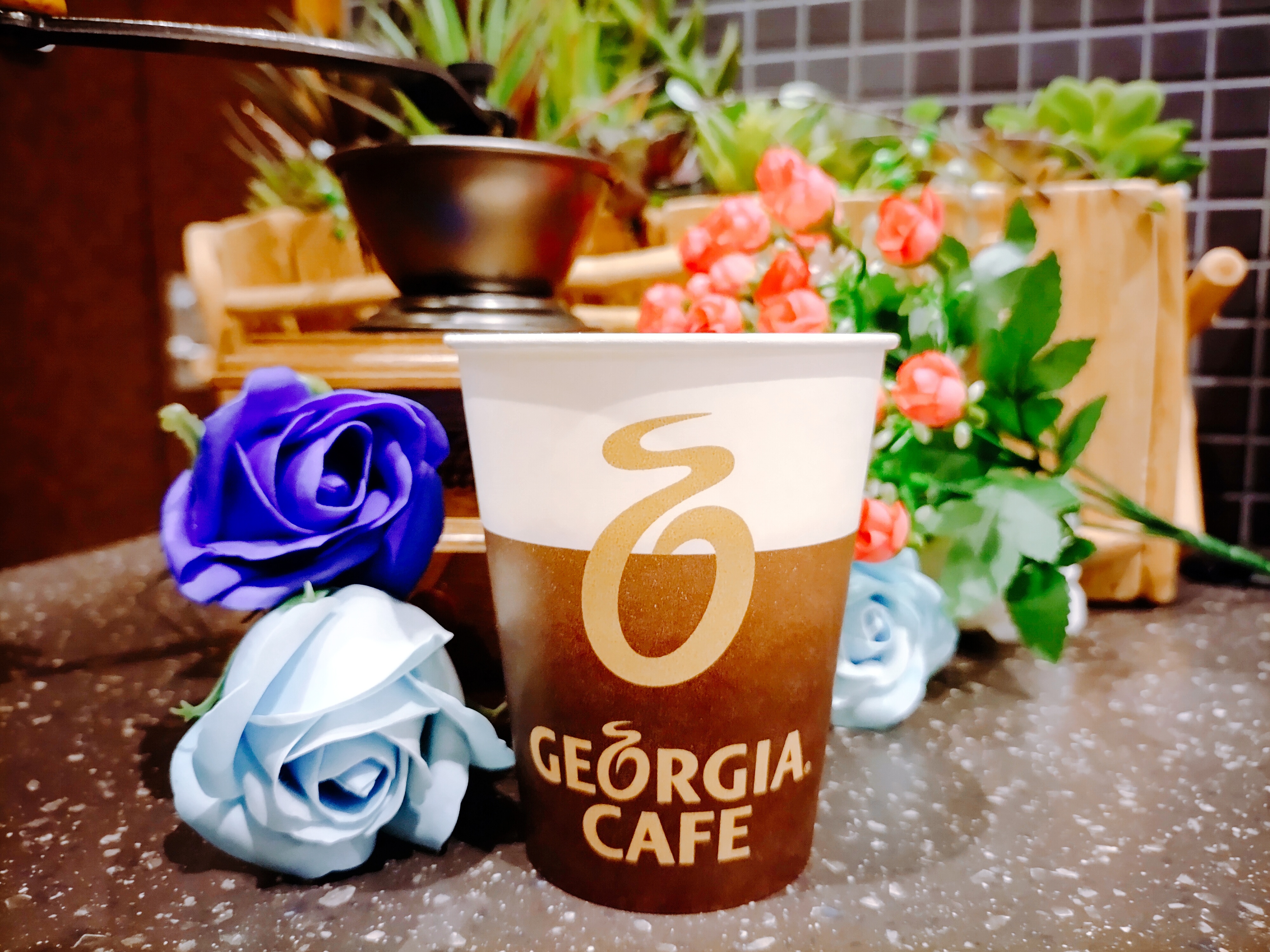 無料のコーヒーメーカーで、「クリーミーカフェラテ」のボタンを押してみた！