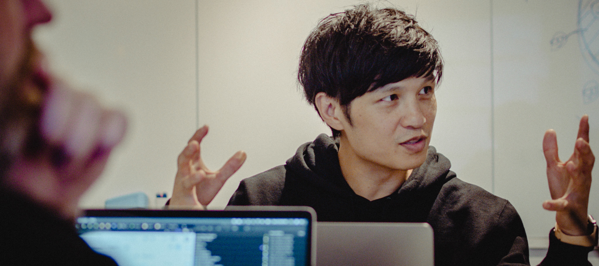 [English記事] 来日当時は知り合いゼロも、今では日本のテレビCMも依頼されるアートディレクターの世界観