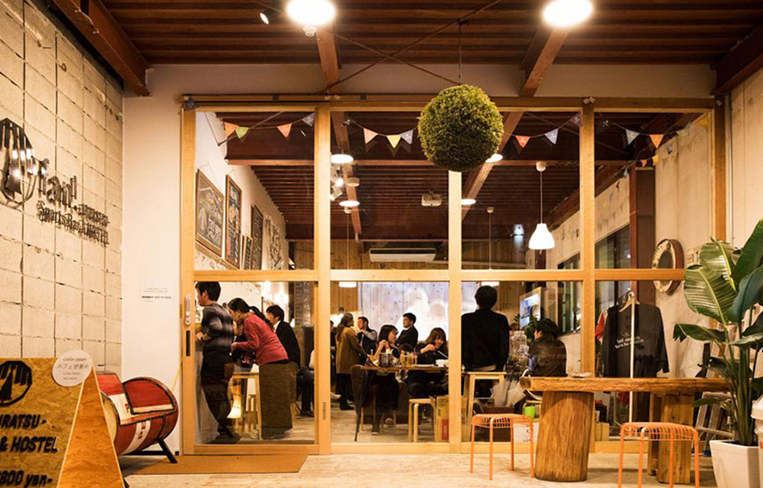 〈fan! -ABURATSU-Sports Bar & HOSTEL〉宮崎県日南市の商店街に“ファン”が集うゲストハウスを