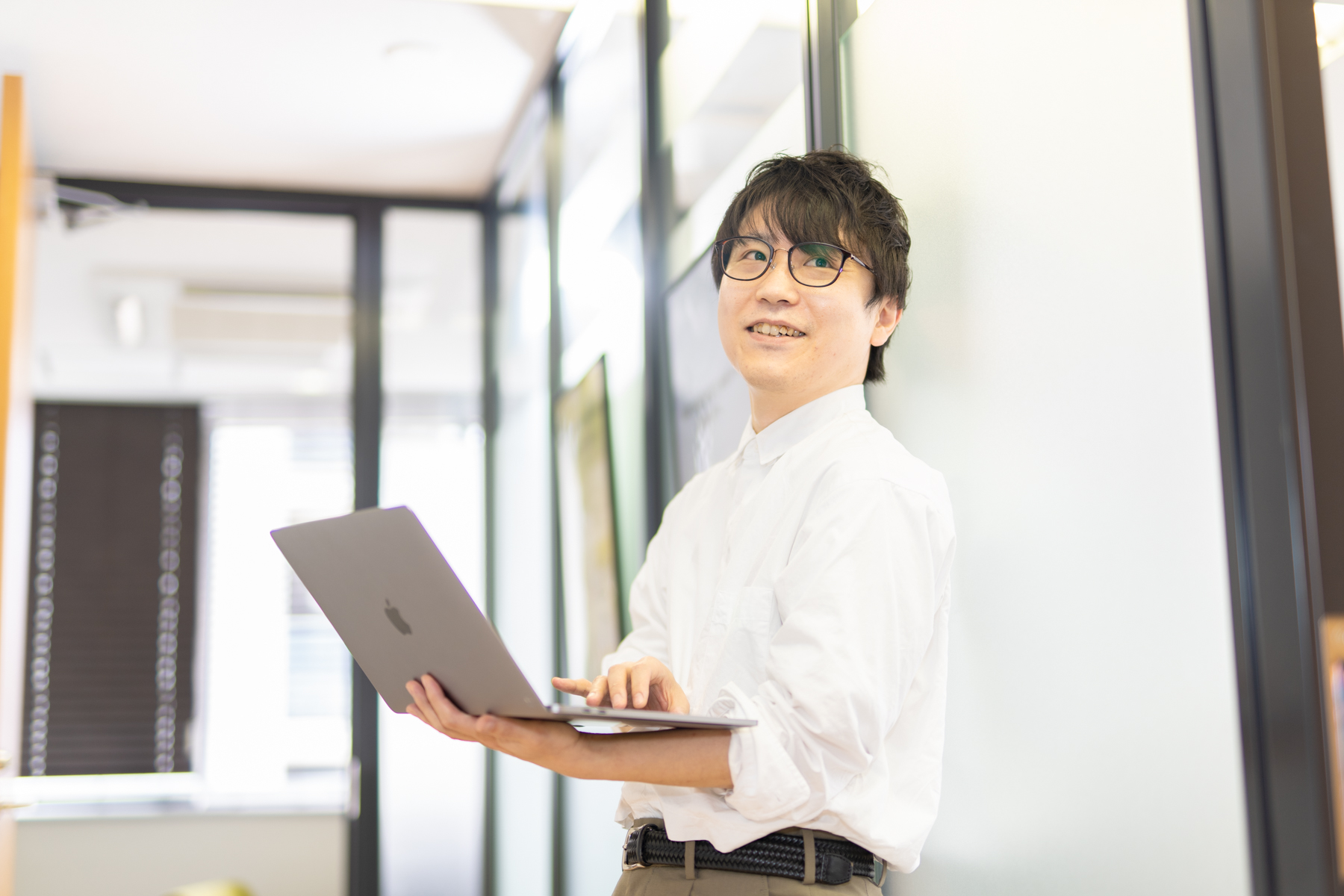 実務未経験からPython案件で活躍中!?わずか6ヶ月でリーダーにも抜擢された社員の職人魂と"ゴッホ賞”を紹介します！