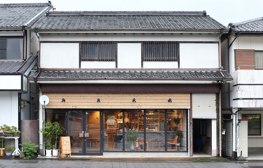 焼酎工場の倉庫がコーヒー焙煎所へ。日南市・飫肥城下町の〈塒珈琲〉と〈PAAK DESIGN OFFICE〉