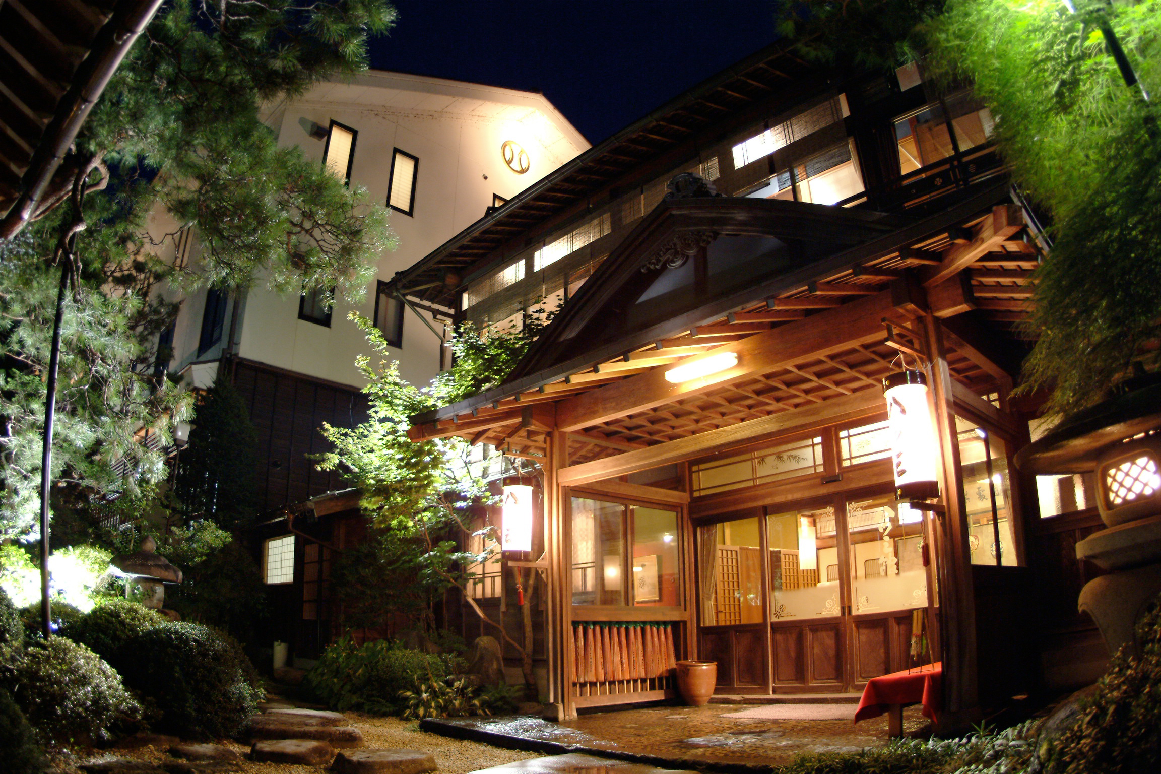 八ツ三館