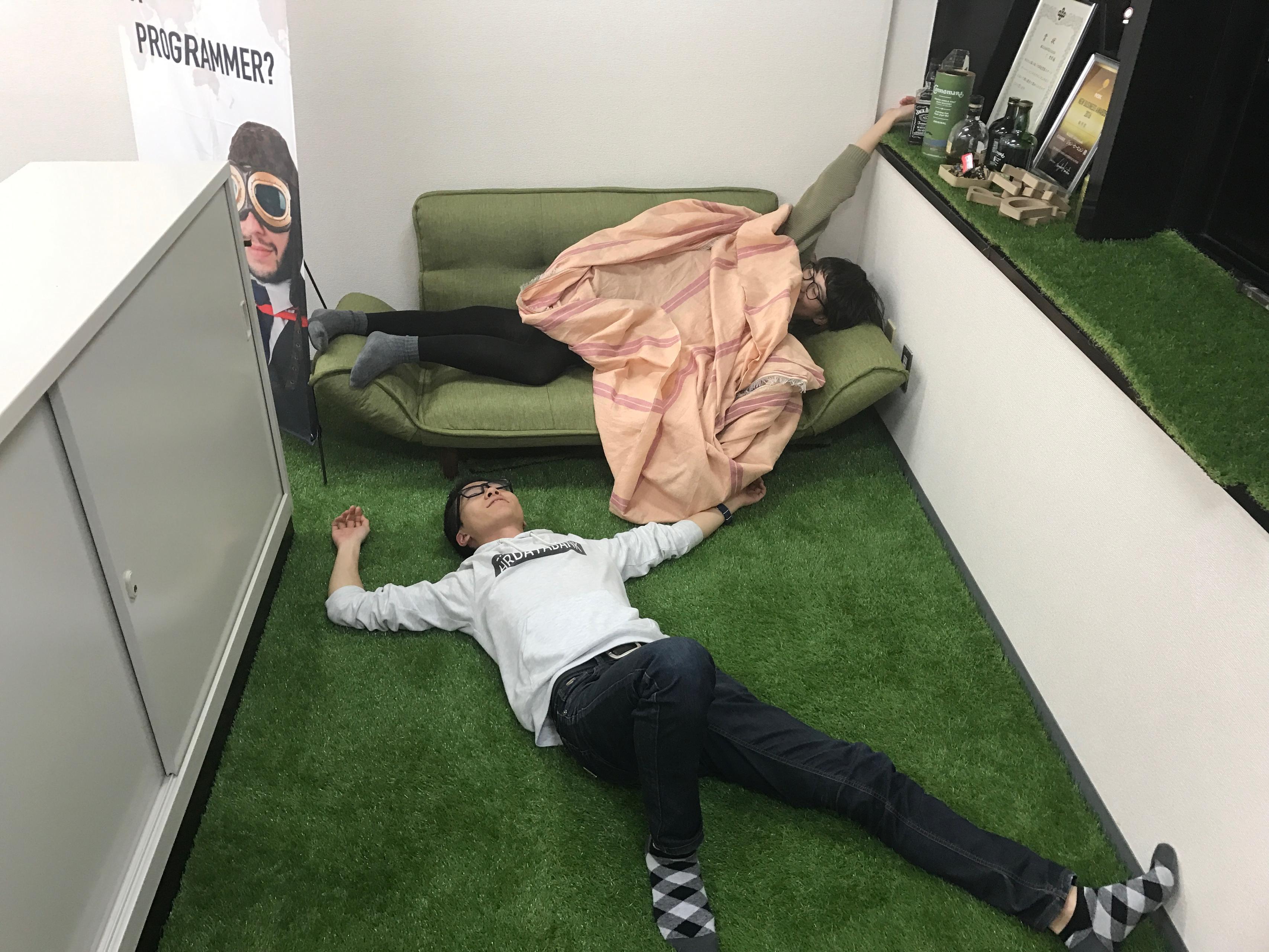 芝生の休憩スペース