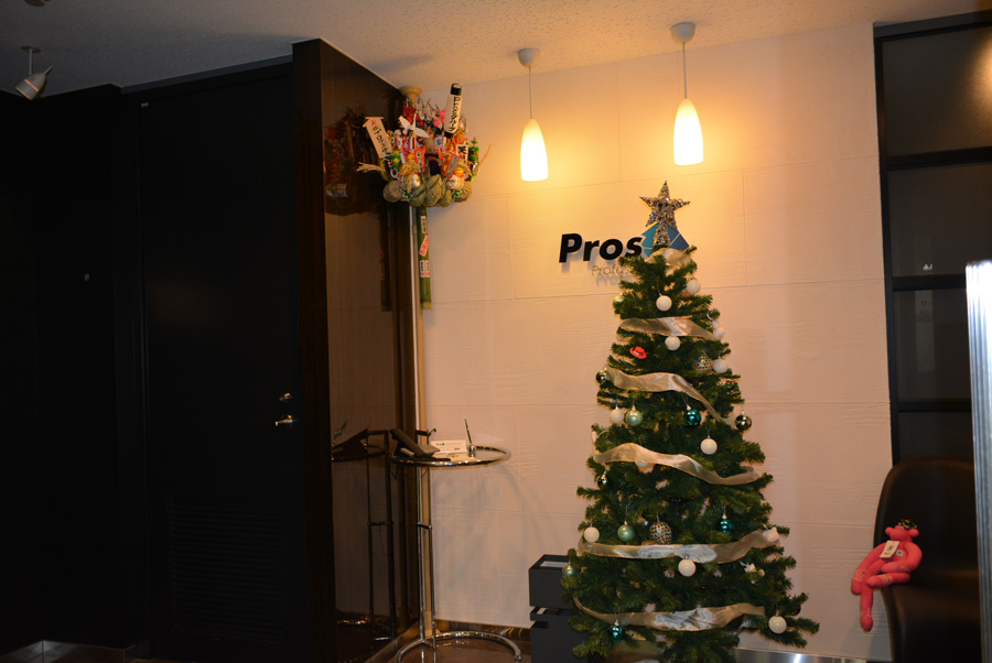 クリスマスツリーを飾りました。熊手といっしょで何か変？