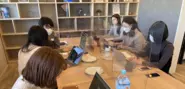 開発プロジェクトの合宿の様子。同期や先輩に教えてもらいながら、それぞれ勉強をしました！夜にはBBQをしたり、勉強に加え、遊びも満喫した合宿でした。