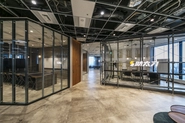 2022年の8月に新宿へオフィス移転をしました。「工事中」をテーマとした武骨でかっこいいデザインの空間です。