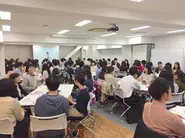 日本経済新聞社が主催する日経カレッジカフェアカデミー（キャリア支援イベント）。 セミナールームでは多くの学生が熱心に受講しています。