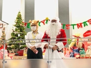 [ 働く環境 ] ファストコムは、札幌から沖縄まであるオフィスの仲間たちとの交流が盛んです。特に社長サンタがやってくるクリスマスは大人気のイベント。