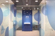 東京本社の内装がリニューアル！爽やかで涼し気なブルーの水玉が皆さまをお出迎えします！