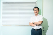 社長の浅地さん（腕組みはカメラマンのからの依頼）