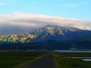 噴火を続ける阿蘇山。阿蘇地域の人々は阿蘇カルデラの特性に適応しながら暮らしてきました。