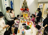 [ コミュニケーション ] 弊社はイベントが盛りだくさん。札幌から沖縄まであるオフィスのメンバーとの交流が盛んです。この日は社長サンタが全員にプレゼントを持ってきましたよ！また、家族を交えたクリスマス会などを行いました！