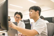 業務時間内の45分間を自己学習に充てていい制度があり、各々興味のある言語の学習や個人開発を行なっています♪