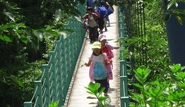 キャンプ場の吊り橋を渡る子どもたち