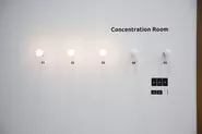 スペースとして隔離され静かな場所にある集中ルーム。【MESH】の人感タグを活用し自動的に壁に設置してある【Philips Hue】のライトが点灯します。