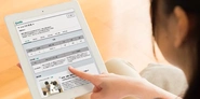 保育者は、iPadで園児の情報を確認・記録
