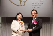 ＜第1回日本サービス大賞で『地方創生大臣賞』を受賞＞子会社である、ラクーンコマースが運営する卸・仕入れサイト『スーパーデリバリー』とその越境ECサイト『SD export』は、2016年6月に優れたサービスを表彰する日本初の表彰制度、日本サービス大賞にて「地方創生大臣賞」（地域活性化の視点で大きく貢献したサービスに対して表彰される賞）を受賞しました。