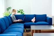 ソファーやカフェスペースなど、席以外でも集中して作業できる環境を用意しています