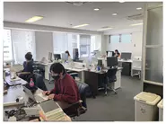 東京新橋にあるオフィス風景です。白と黒を基調としたスタイリッシュな空間で働くことができます。社員全員が裁量権を持って働いています。