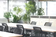 緑のあるオフィスで集中して業務が可能な環境です。