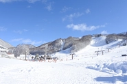 遥かな尾瀬の麓に「スノーパーク尾瀬戸倉」がございます。今シーズンは順調な降雪で一面の銀世界となりました。