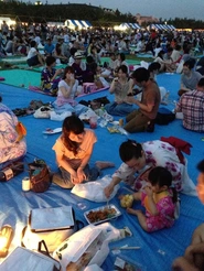 毎年夏の花火大会には社員の家族や友人も集合