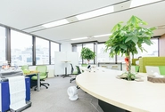 大阪・心斎橋の10階建てビルの9階、二面採光で気持ちの良い光が入るオフィスでの業務になります