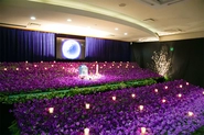 同じ花祭壇はひとつとしてない、世界でたったひとつの花祭壇が多くのお客様から支持されています。スイトピーをご希望された方の花祭壇です。