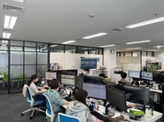 福岡オフィスでは貿易手続きのオペレーションやYARDでの船積み作業の管理を行っています。また会社として職場環境や福利厚生にも力を入れており。働きやすい環境を整備しています。