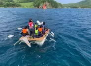 子どもたちのチャレンジを応援します！こちらは手作りいかだに乗った子どもたち。地域の方の力を借りて、海に乗り出しました。