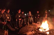 キャンプ好きなメンバーも多く、会議の後は焚火を囲みます