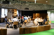 協創スペースではセミナー・勉強会をオープンで開催。空いてる時は社員が自由に使えるフリースペースに。