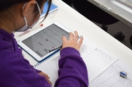 弊社運営塾では生徒がタブレットを使用して勉強しています