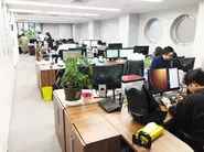 自由で風通しの良い空間です。和気あいあいと話をしながら、コンテンツ制作をしています。