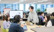 ユーザーのヘルプにしっかりと向き合うカスタマーサクセスのメンバー。レガシー業界のIT化には、ユーザー一人ひとりに向き合っていく姿勢が必要です。