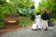 入口には大きな２頭の恐竜がお出迎え！