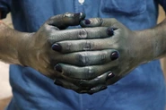 染めの作業後は手が真っ青になります。