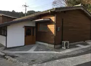 小中学生が暮らす「はぐくみ寮」の外観。知夫村の中心地に位置しており、地域の方が訪ねてきてくれます。学校までは徒歩3分の距離です。