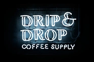 DRIP & DROP COFFEE SUPPLY　自社で運営しているコーヒーショップ。ロゴデザインはもちろんメニュー開発、ペーパーツールのデザイン、ショップデザイン、WEBなどすべてのデザインをコントロールしています。　https://www.drpdrp.com