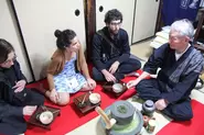 お茶を習う外国人観光客
