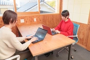 現在一番多いのは30代。女性も多く、フラットで意見を言いやすい環境です。