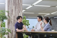 リモートと出社のハイブリッドでの勤務が可能です。予定や業務内容に合わせ各自が自由に選択できます。出社メンバーでランチや雑談も♪