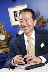 ベルエトワール代表の岡本憲将社長。宝石に関する著書も多数の、業界のカリスマ的存在。