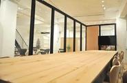 オフィスは東京の蔵前で、カフェ風の開放感のあるオフィスです