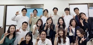 家族よりも長い時間を共にする仲間は「無限の報酬」だと考えています。リモートワーク×出社(希望者)のハイブリッド型の勤務体制を採用しています。