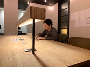 3Fのフリースペースです。無料でお茶やコーヒー、お菓子などの提供を行っています。現在はオンラインオフィスでの活動がメインになります。