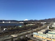 屋上からは富士山が見えます。