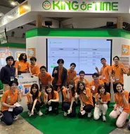 日本最大の展示会である「HR EXPO」での様子。営業メンバーが一丸となって臨むイベントでして、一社でも多くのお客様にKING OF TIMEに興味を持っていただけるように取り組んでいます