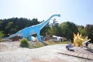 施設内には21メートルを超える恐竜が鎮座