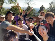2022年11月高尾山を登った写真。なかなか体を 動かさないメンバーもお互い励まし合いながら なんとか山頂まで登ることができました。